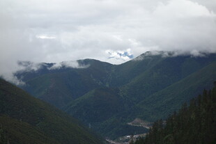 云雾缭绕的壮美山峦景色