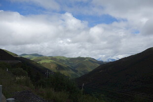 山间美景蓝天白云覆青山