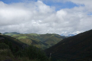 山间云景绿意盎然
