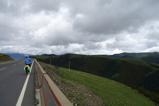 骑行者在山间公路上前行