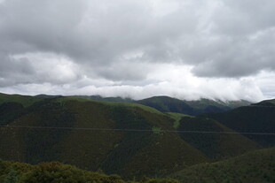 云雾缭绕的山峦风光