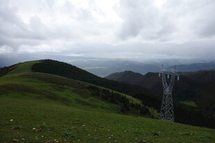 高山草甸与远方输电塔
