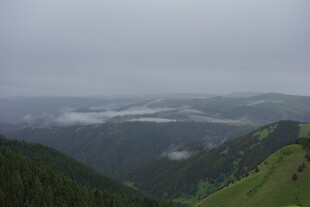 山间云雾缭绕的秀丽景致