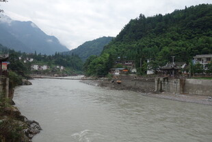山间河畔村落美景