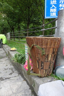 路边竹编器具 质朴风情