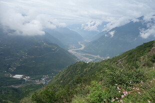 山间云雾缭绕的壮美景色