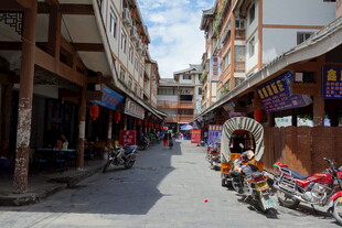 古街小巷停放的多彩摩托