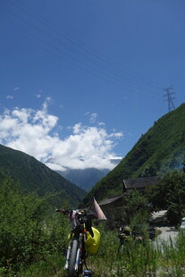 山间骑行者与秀丽风景