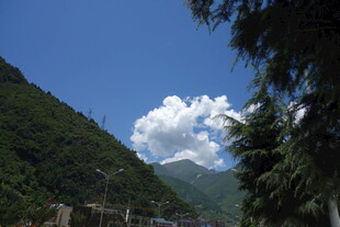 山间蓝天与白云美景