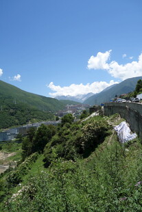 山间绿意盎然的美丽景致