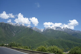 公路旁的青山与蓝天白云