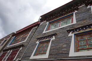 藏式风格建筑外观特写