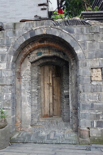 古朴石砌拱门木门景观