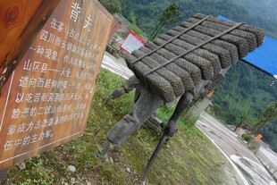 户外徒步者背大包前行