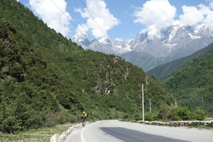 山间公路 远眺巍峨雪山