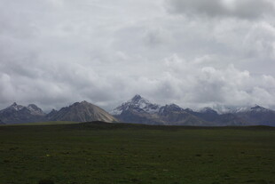 阴云下的广袤草原与远山