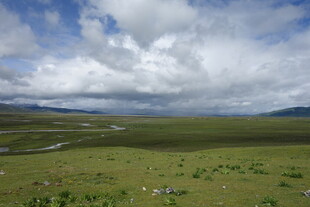 广袤草原上的蓝天白云