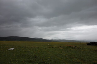 草原上的阴沉乌云天色