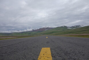 空旷公路延伸至远方