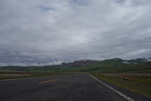 草原公路上的阴云天色