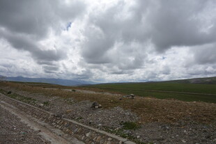 旷野上的多云天空