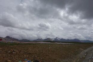 阴云下的广袤开阔原野