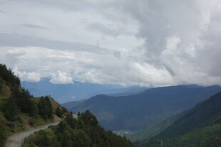 山间蜿蜒公路与壮丽云海