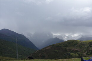 山间云雾缭绕的壮美景色