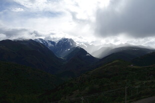 云雾缭绕的壮丽山脉