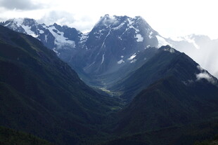 壮丽雪山山脉景观