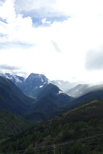 山峦云海间的壮美风光