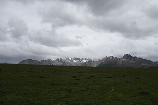 草原上的云雾缭绕山峦