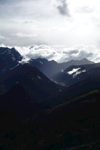 壮丽山景与穿透云层阳光