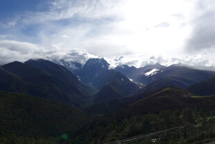 壮丽山景与云端光影