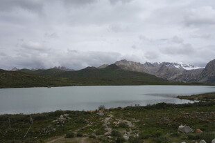 山间湖泊的静谧风光