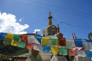 藏区经幡与佛塔景观