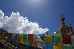 藏区经幡与蓝天白云