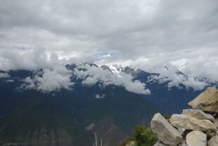 雪山云海中的岩石景观