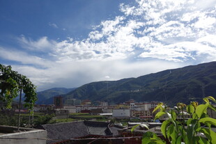 山间美景 蓝天白云绿植相伴