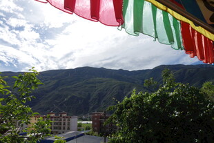 山间飘扬的多彩经幡