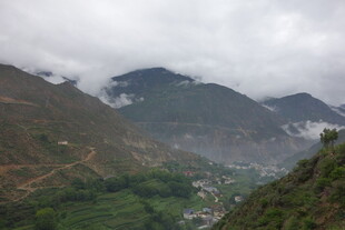 云雾缭绕的山间村落