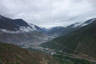 山谷云雾缭绕的壮美风光