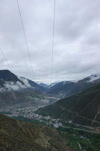 山间缆车俯瞰秀丽风景