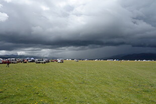 草原上的乌云与车辆