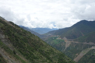 山间蜿蜒公路风景