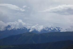 雪山云海壮丽自然景观