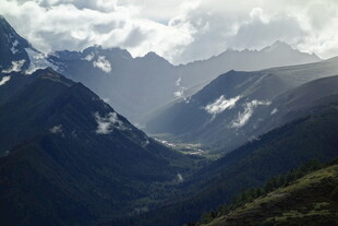 壮丽山景云雾缭绕
