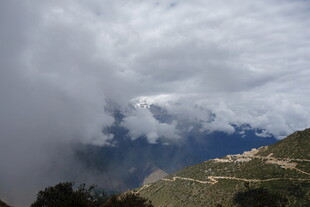 云雾缭绕的山间美景