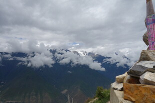 高山之巅的壮美云海景观