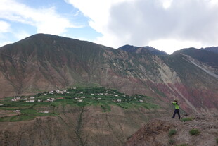 山间景色 一人徒步赏风光